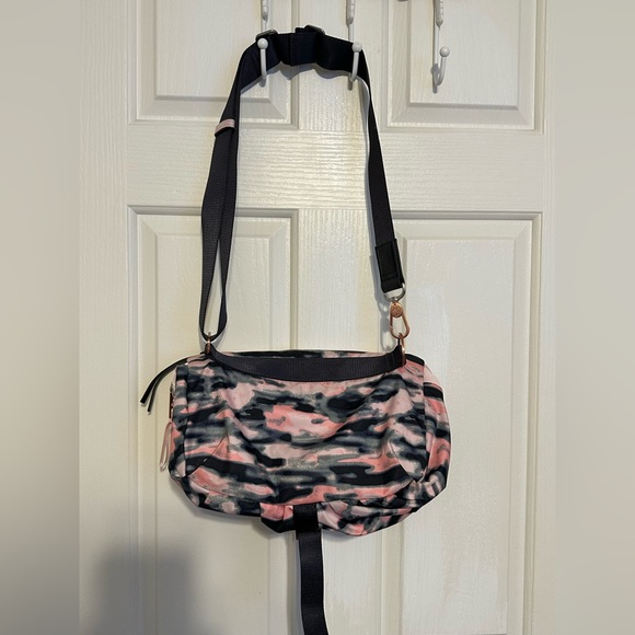 🦄 RARE HTF 🦄 Lululemon Go Lightly Bag Wamo Camo Barely Pink / Deep Coal - Picture 8 of 16